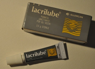 Lacrilube 42,5% paraffina liquida + 57,3% vaselina bianca unguento oftalmico