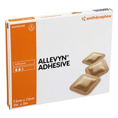 Medicazione idrocellulare adesiva sterile allevyn adhesive altamente assorbente in schiuma di poliuretano a struttura tristratificata 7,5x7,5cm 3 pezzi