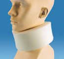 Collarín cervical ortopédico suave de tamaño mediano.