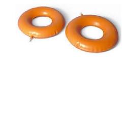 El donut inflable de goma mide 40 cm.